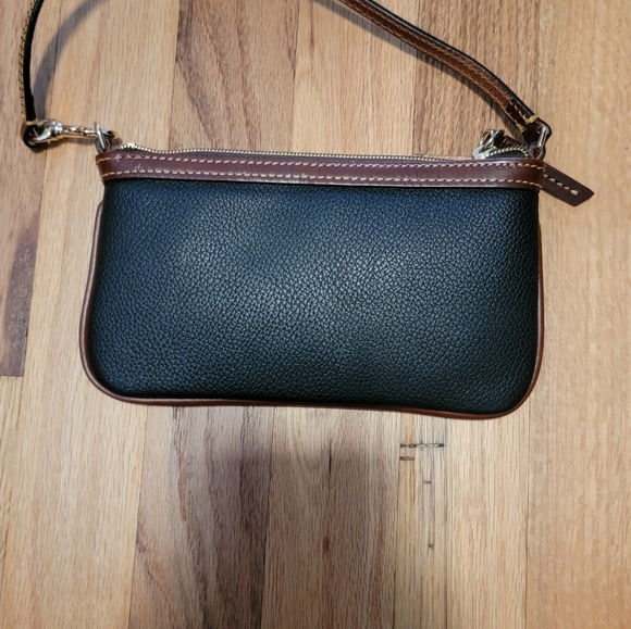 Dooney and Bourke slim large leather wristlet - Picture 3 of 6